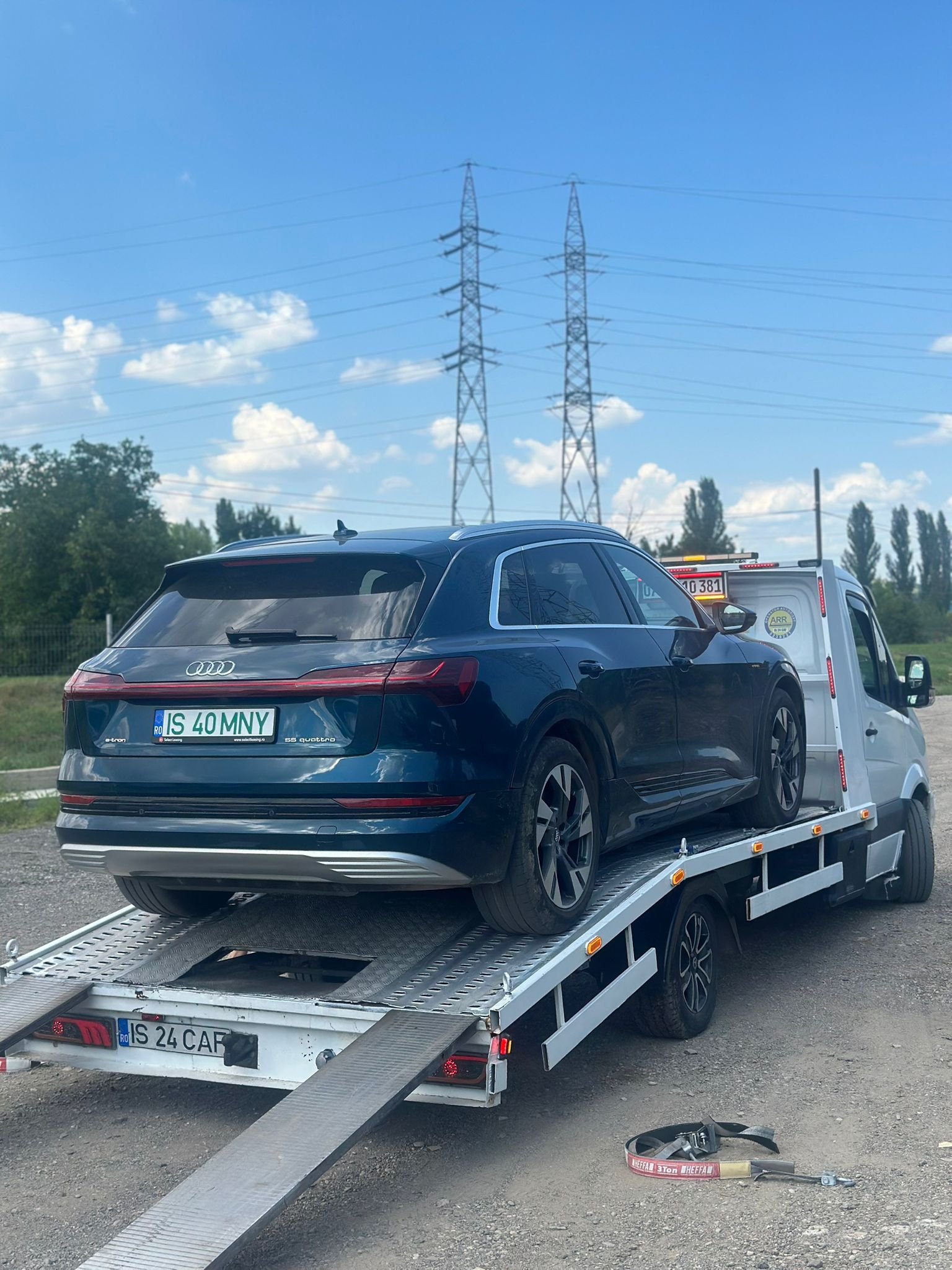 Autoplatforma transporta un break si o remorca incarcata cu motoare de utilaje