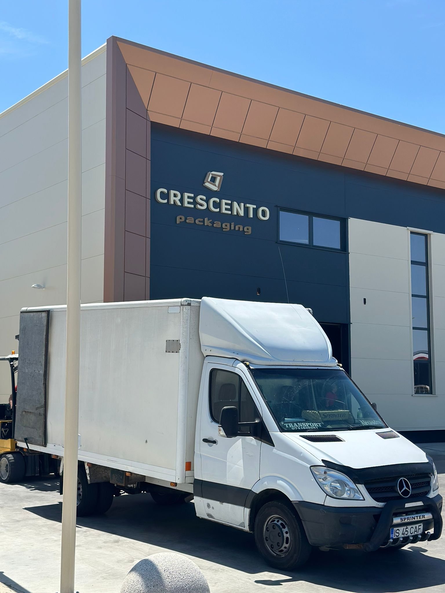 Camioneta cu cutie parcata pentru incarcare la un depozit de ambalaje