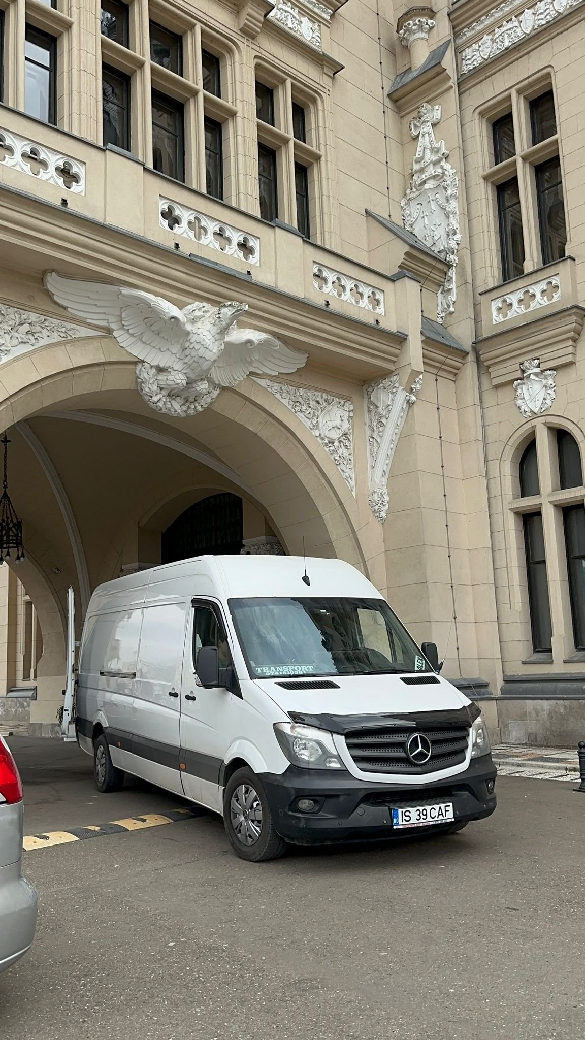 Duba de transport parcata sub arcada Palatului Culturii din Iasi
