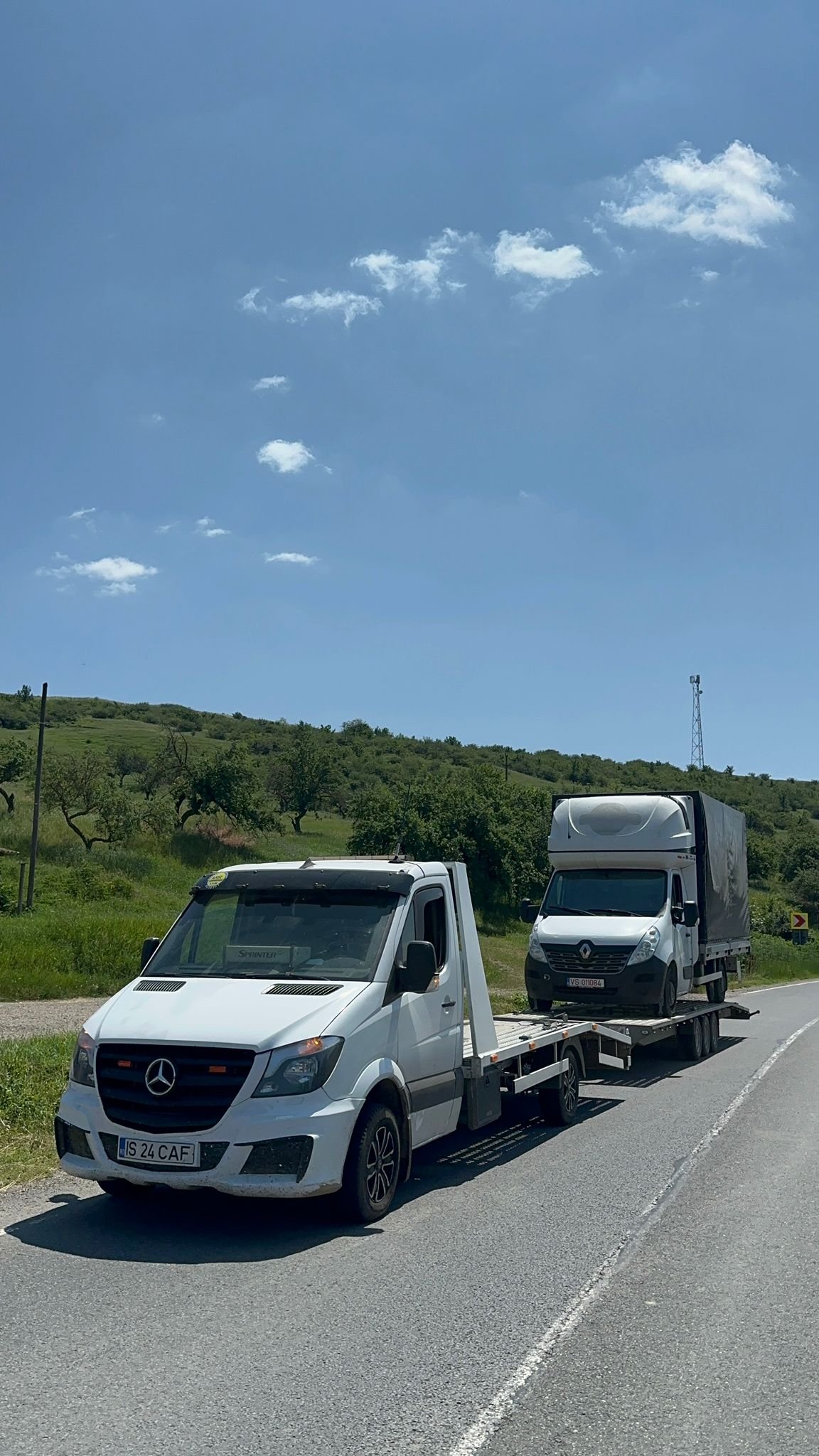 Autoplatforma tracteaza pe remorca o duba Renault Master cu prelata