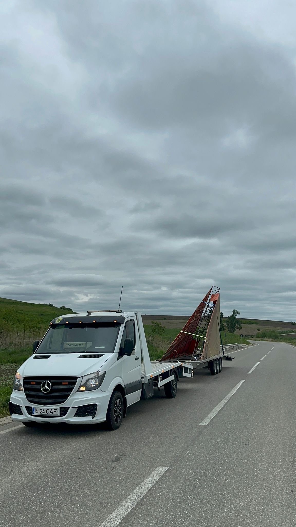 Autoplatforma cu remorca transporta o structura metalica pe un drum national